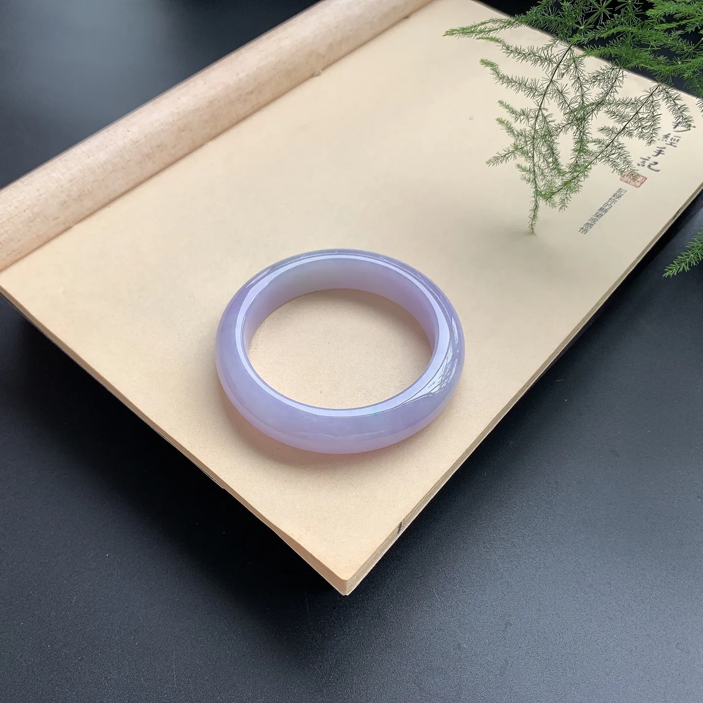 紫罗兰正圈手镯 尺寸：56.5-14-9.5，无纹裂，色泽仙美，细腻光滑