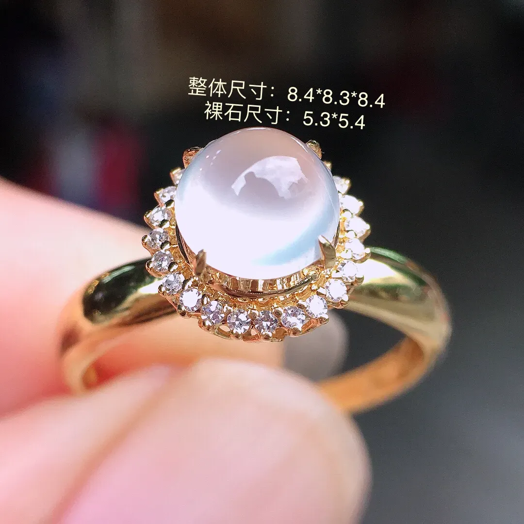 冰种蛋面戒指，玉质细腻，荧光感超
强，饱满圆润，气质满满。18k
金豪华镶嵌