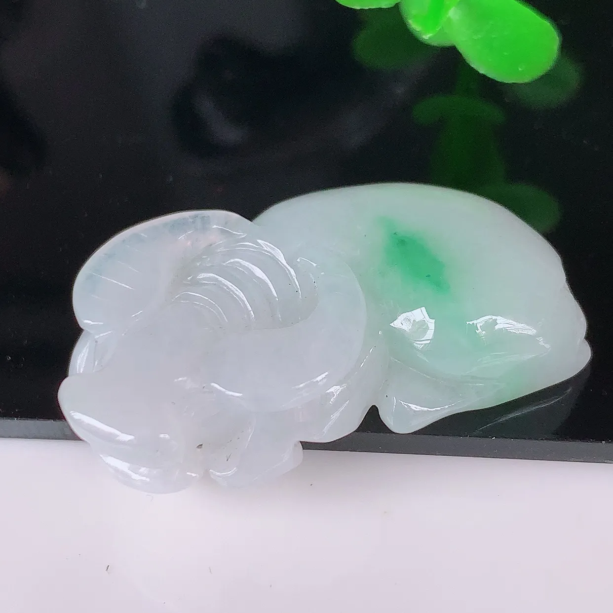 自然光实拍，冰润飘绿生肖牛气冲天翡翠吊坠，种老水足，雕工精湛 ，寓意美好，佩戴时尚出众！#41.10