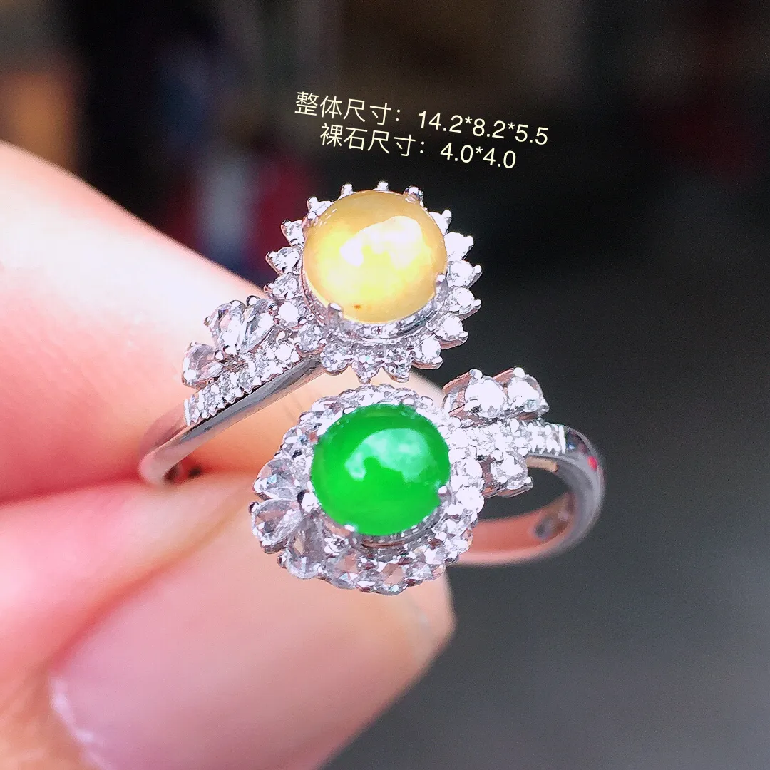 （黄+绿）二合一戒指，色泽均匀艳丽，玉质细腻，荧光感超
强，饱满圆润，气质满满。18k
金豪华镶嵌
