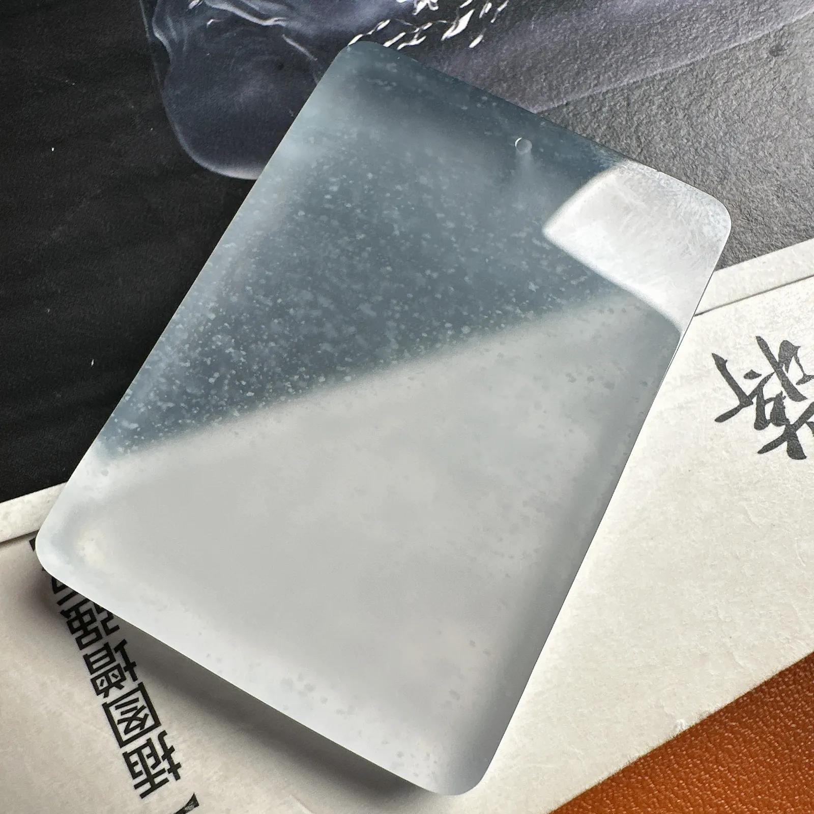 老坑料无事牌，接近玻璃种的雪花棉无事牌，牌型非常好，通透起光，佩戴佳品。