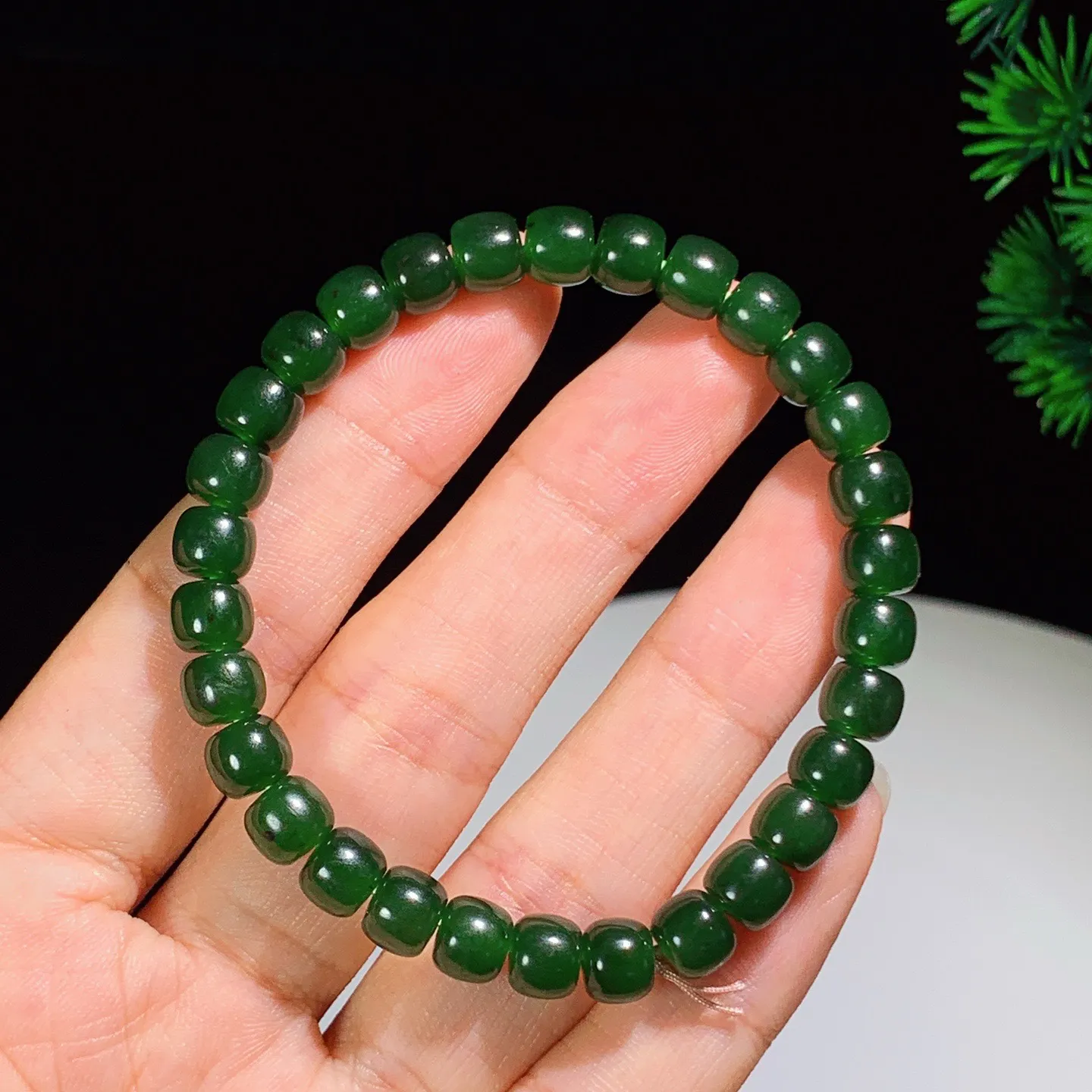 和田玉菠菜绿直切老型珠手串 单颗尺寸6/7。玉质细腻油润 底色纯净 脂粉好，品质好！lt250701
