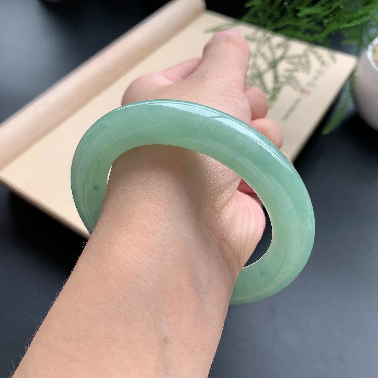 油绿圆条手镯 尺寸：53.3-11.3-11.5，无纹裂，色泽均匀，条形饱满