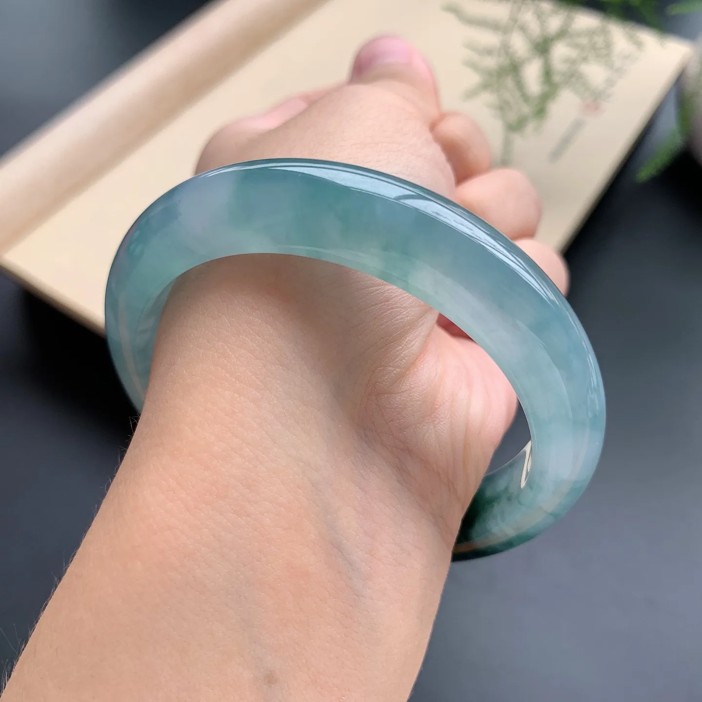 蓝底飘花正圈手镯 尺寸：55.6-12-8.5，无纹裂，水润起胶，花色浓郁