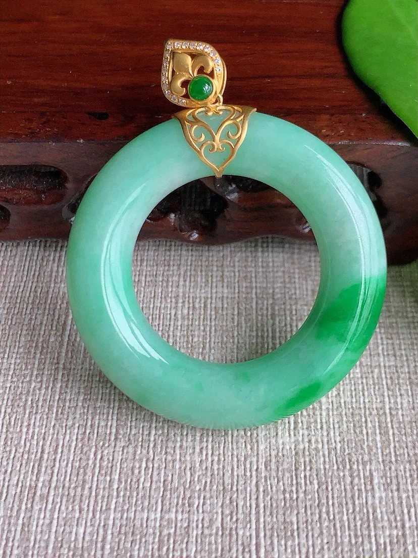 a货翡翠老坑冰种18K金伴钻镶嵌飘绿平安环吊坠 尺寸52×41.5×8mm 重量21.30g 071