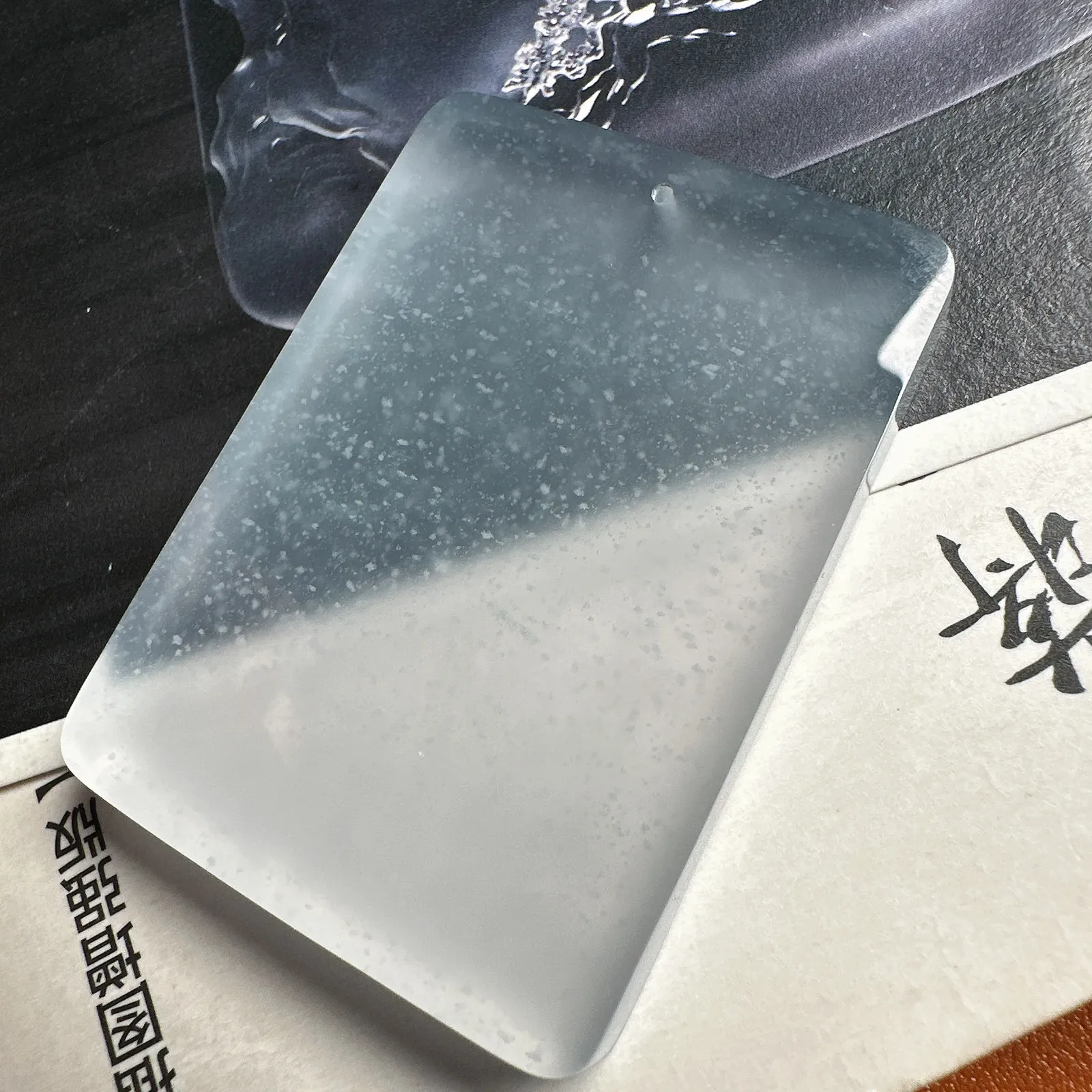老坑料无事牌，接近玻璃种的雪花棉无事牌，牌型非常好，通透起光，佩戴佳品。