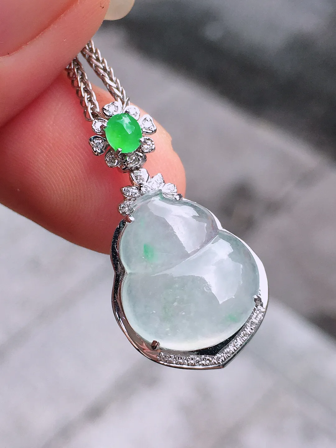 冰种葫芦吊坠，玉质细腻，荧光感超
强，饱满圆润，气质满满。18k
金豪华镶嵌