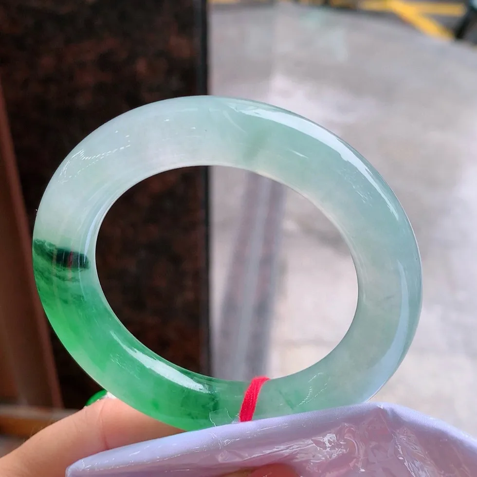 圆条冰玻阳绿 无瑕 尺寸:55.1/12.7/12.1 种色俱佳