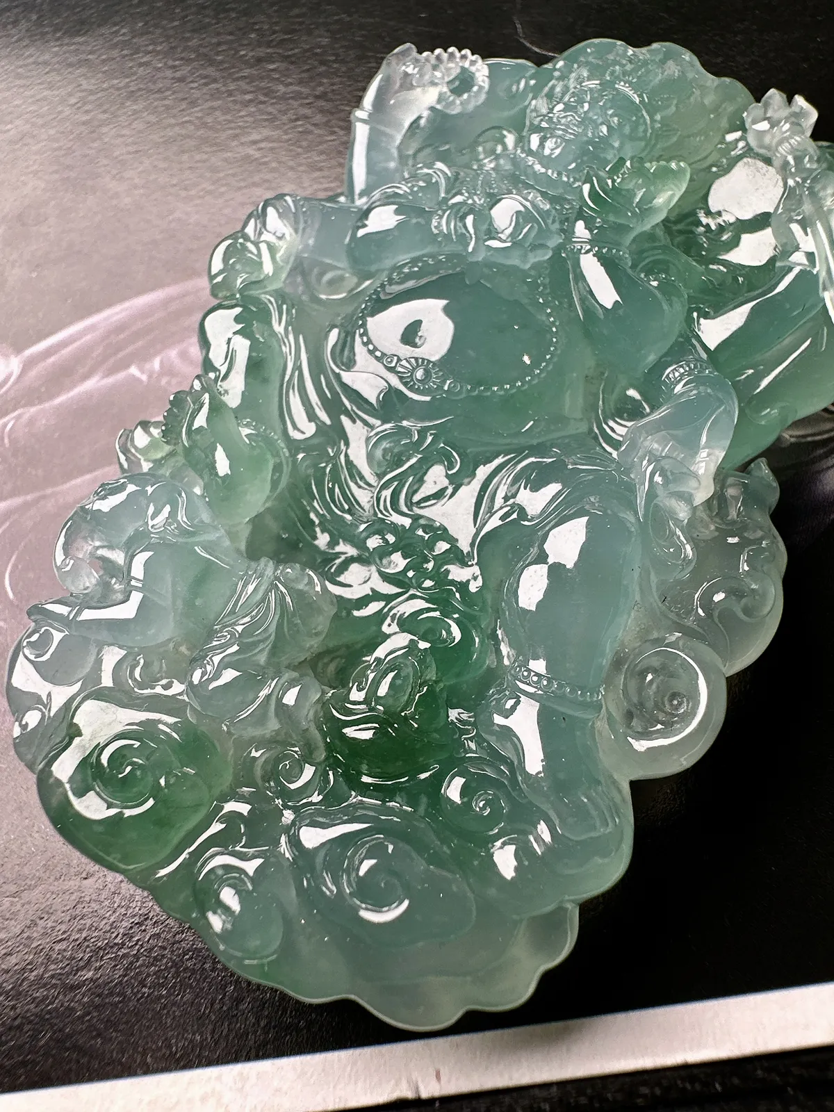 【高冰种天空蓝黄财神】飘绿色泽，名师工艺，珍藏品质。很厚装很大件，颜色浓郁纯正。