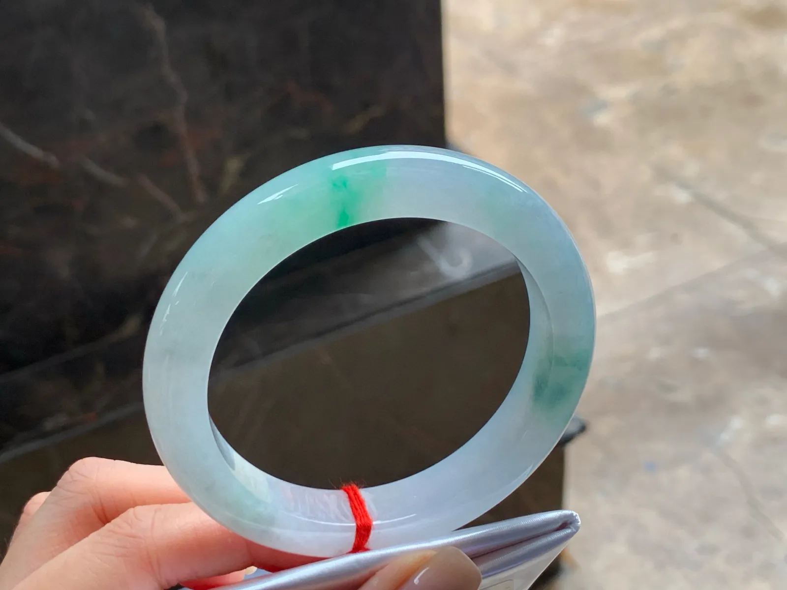 带色手镯
水润清爽 57.8/11.5/9.5mm