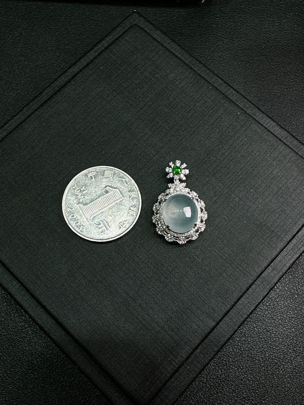 天然缅甸Ａ货翡翠18k金镶嵌
白冰蛋面吊坠h146