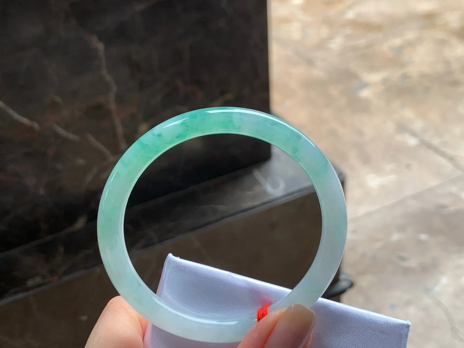 飘花细圆条手镯
水润清爽 55.4/7mm