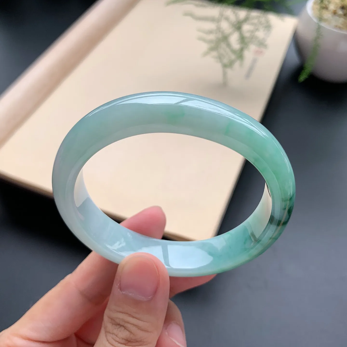 飘花贵妃手镯 尺寸：54.8-50.3-12.8-8，无纹裂，细腻光滑，色泽亮丽