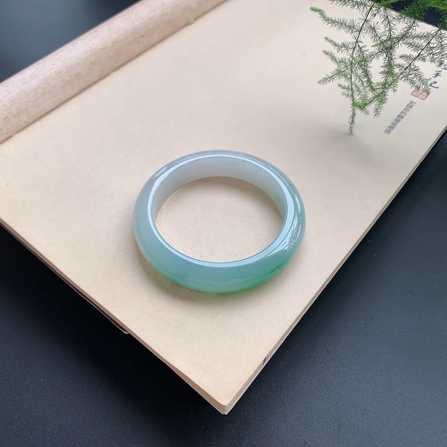 飘绿正圈手镯 尺寸：53.3-12.8-8.8，无纹裂，水润起胶，色辣靓丽，绿意盎然