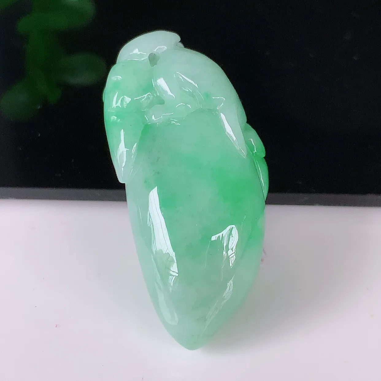 自然光实拍，冰润飘绿灵猴献瑞、福瓜翡翠吊坠，种老水足，雕工精湛 ，寓意美好，佩戴时尚出众！#05.1