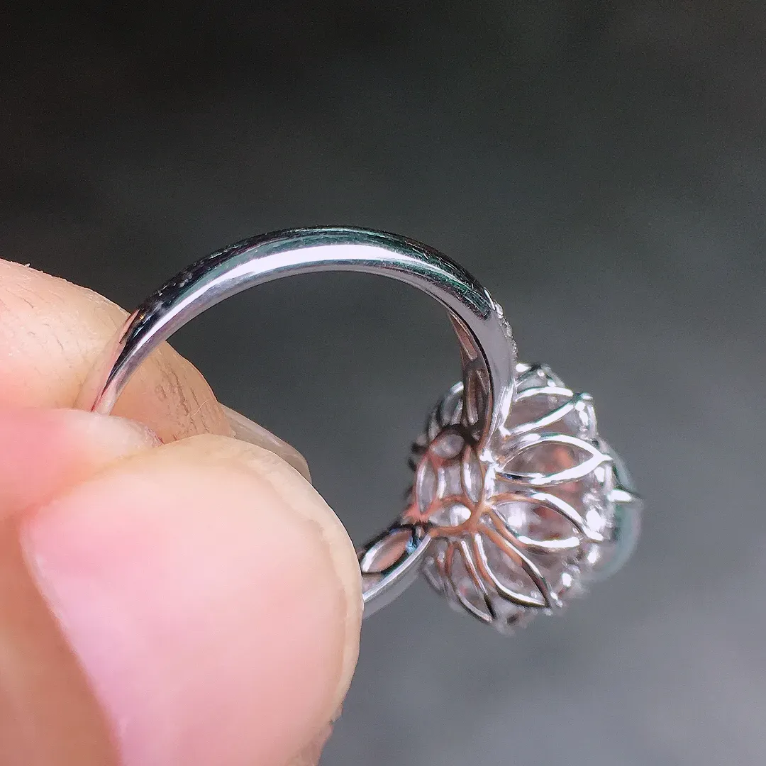 冰种蛋面戒指，玉质细腻，荧光感超
强，饱满圆润，气质满满。18k
金豪华镶嵌
