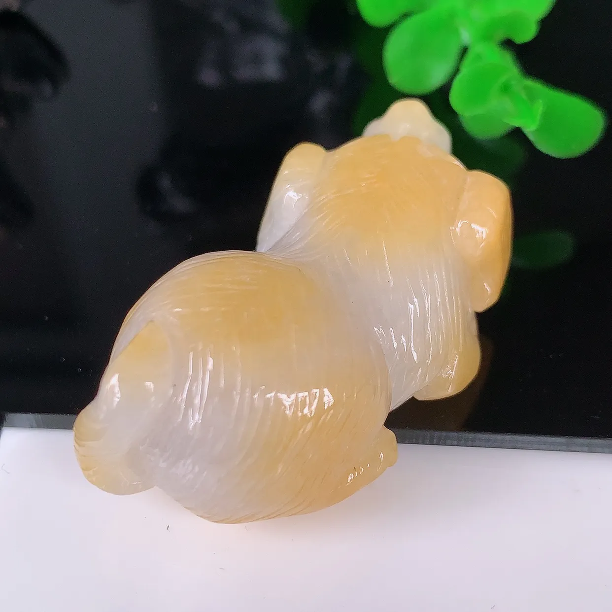 自然光实拍，冰润黄翡生肖招财狗翡翠吊坠，种老水足，雕工精湛 ，寓意美好，佩戴时尚出众！#41.10