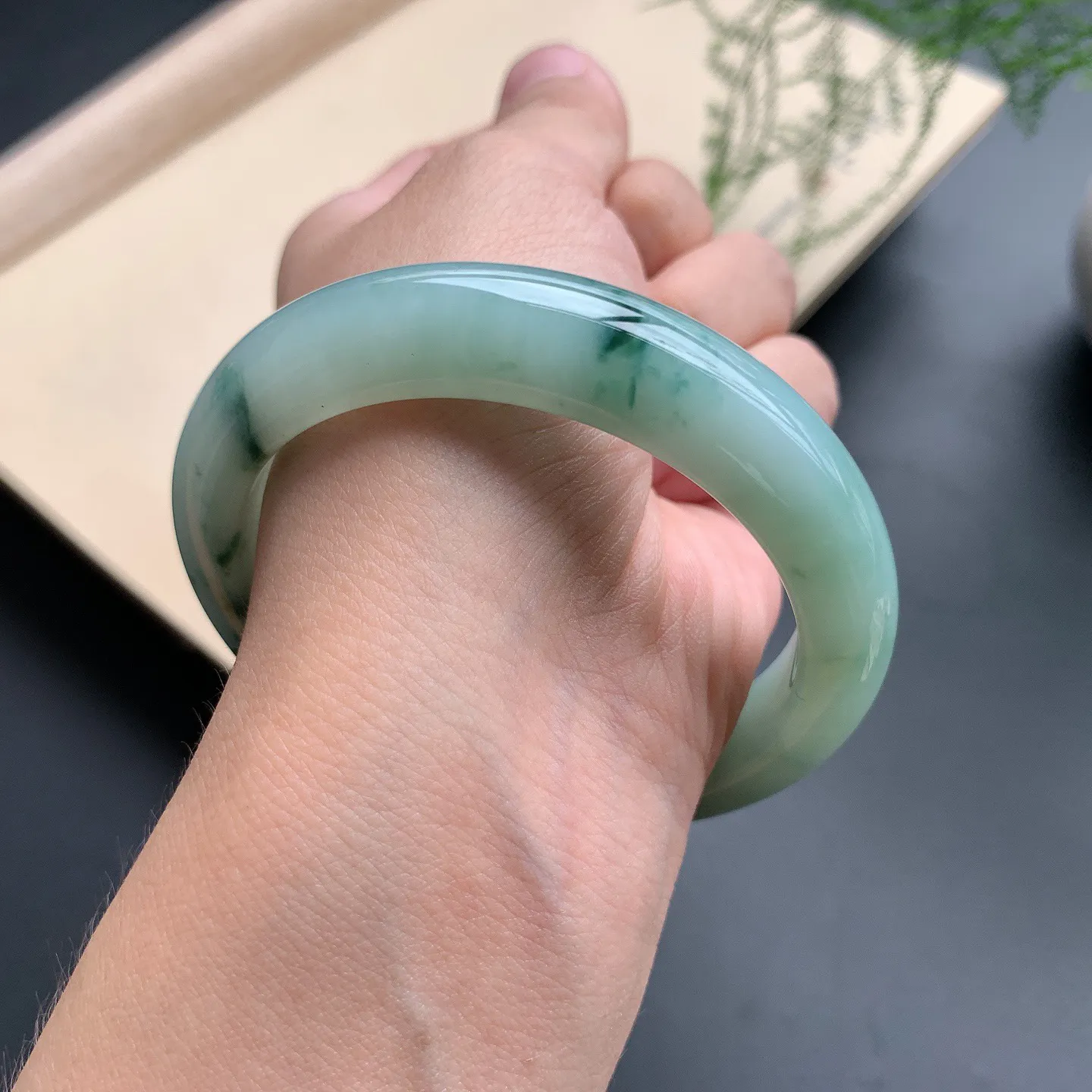 飘花正圈手镯 尺寸：55.5-12.2-8，无纹裂，细腻光滑，花色浓郁，