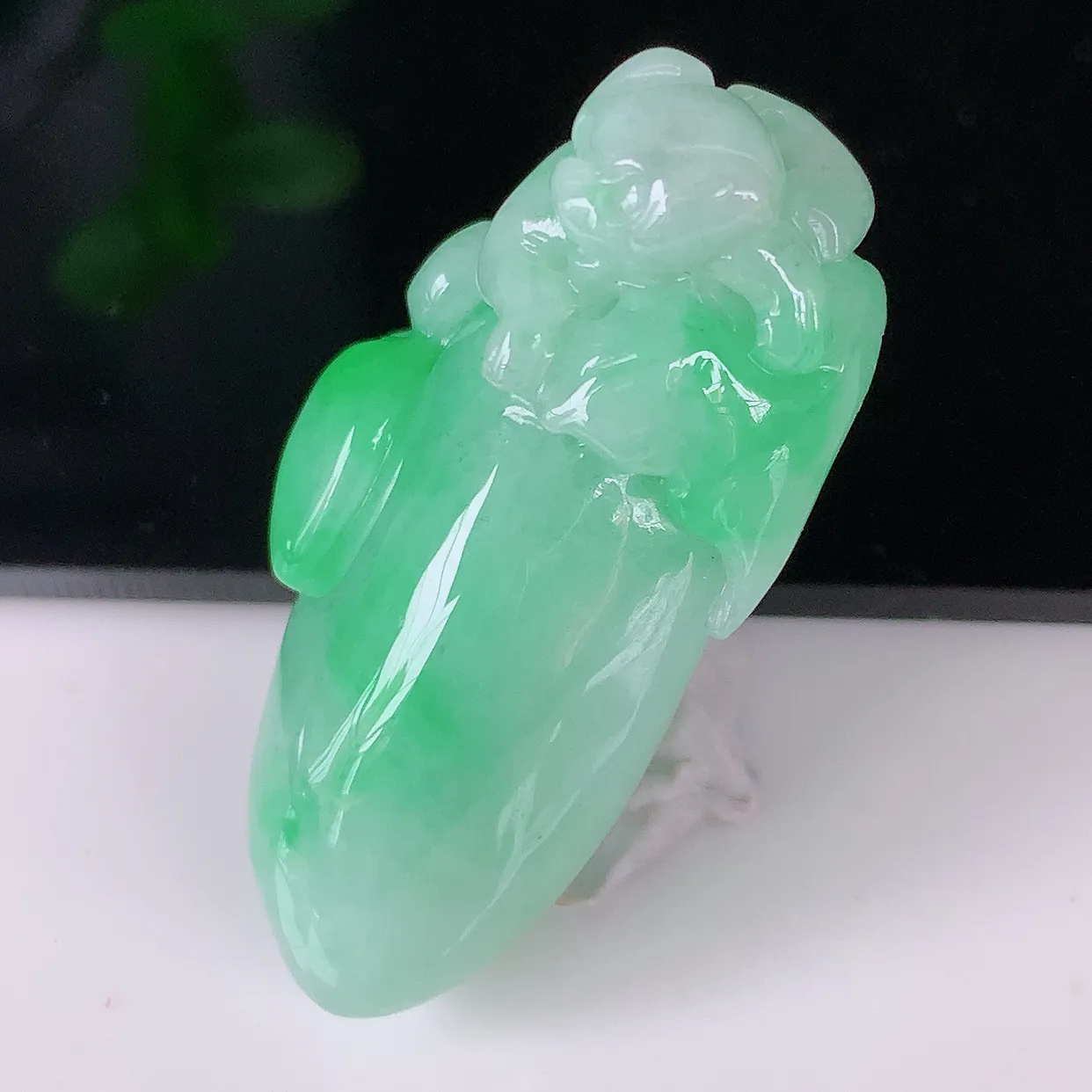 自然光实拍，冰润飘绿灵猴献瑞、福瓜翡翠吊坠，种老水足，雕工精湛 ，寓意美好，佩戴时尚出众！#05.10