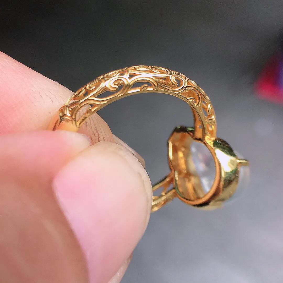 冰种葫芦戒指，玉质细腻，荧光感超
强，饱满圆润，气质满满。18k
金豪华镶嵌