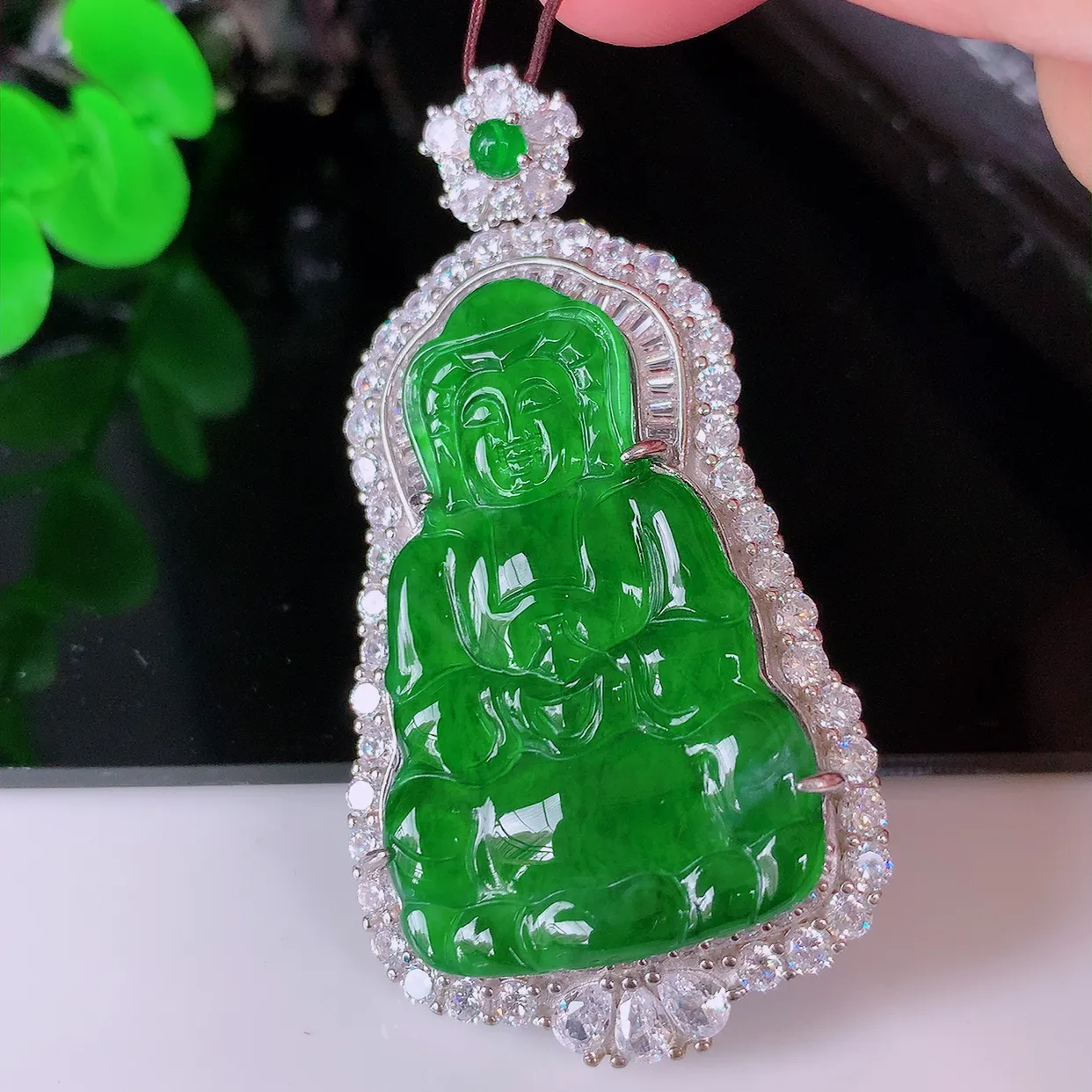 冰透满绿翡翠观音菩萨925银镶嵌挂件，自然光实拍，翠色灵动，颜色漂亮，种老水足，品相佳，佩戴佳品！#