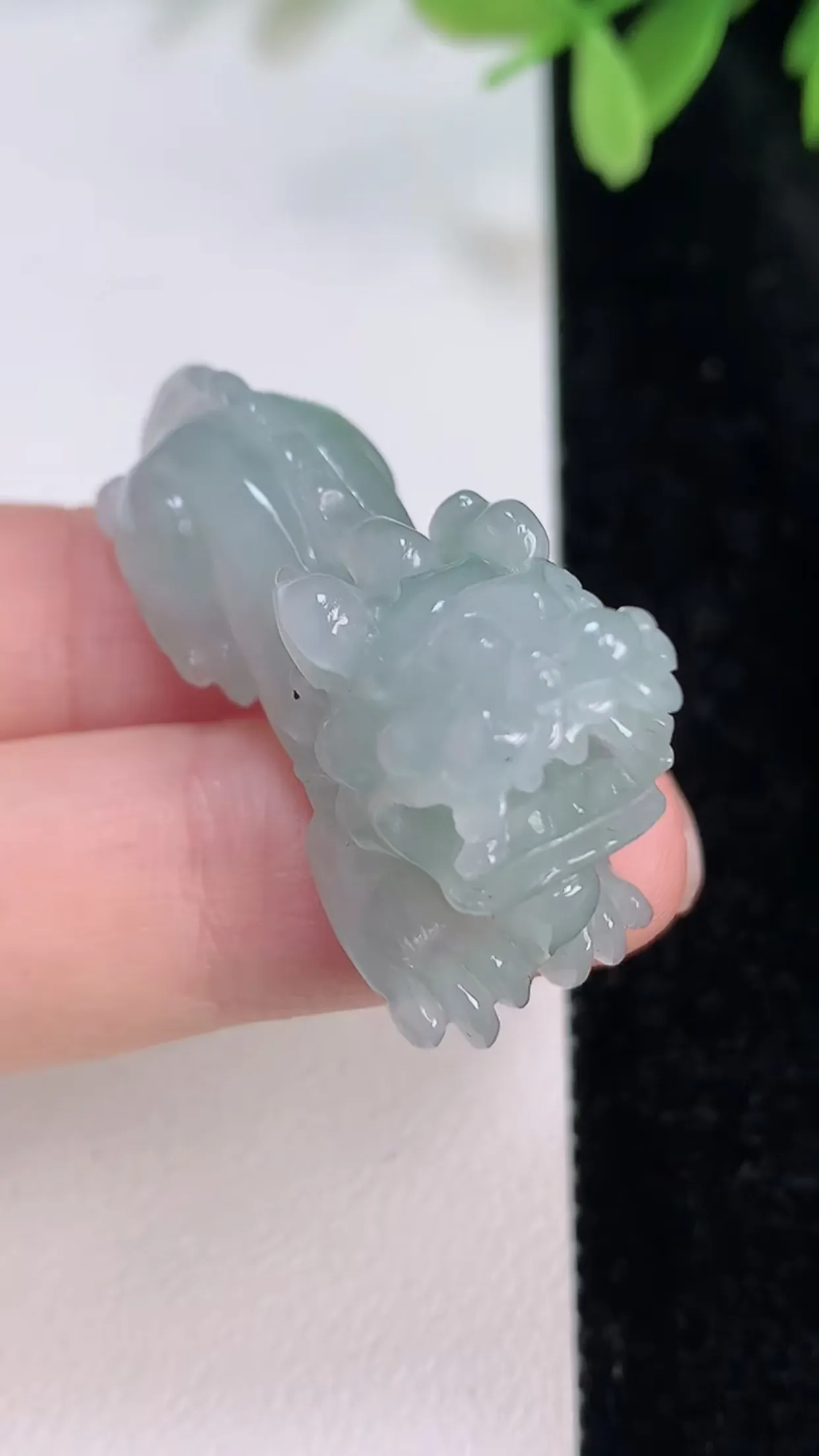 缅甸天然翡翠a货 老坑料起胶冰润 浅绿招财霸气貔貅吊坠，尺寸36.2-13.6-23mm  y 13.95