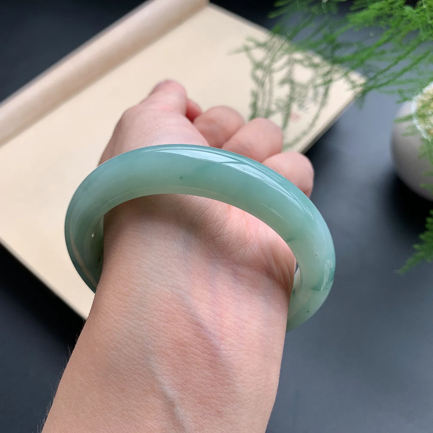 飘花正圈手镯 尺寸：55.5-12.2-8，无纹裂，细腻光滑，花色浓郁，