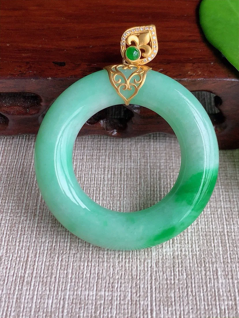 a货翡翠老坑冰种18K金伴钻镶嵌飘绿平安环吊坠 尺寸52×41.5×8mm 重量21.30g 071