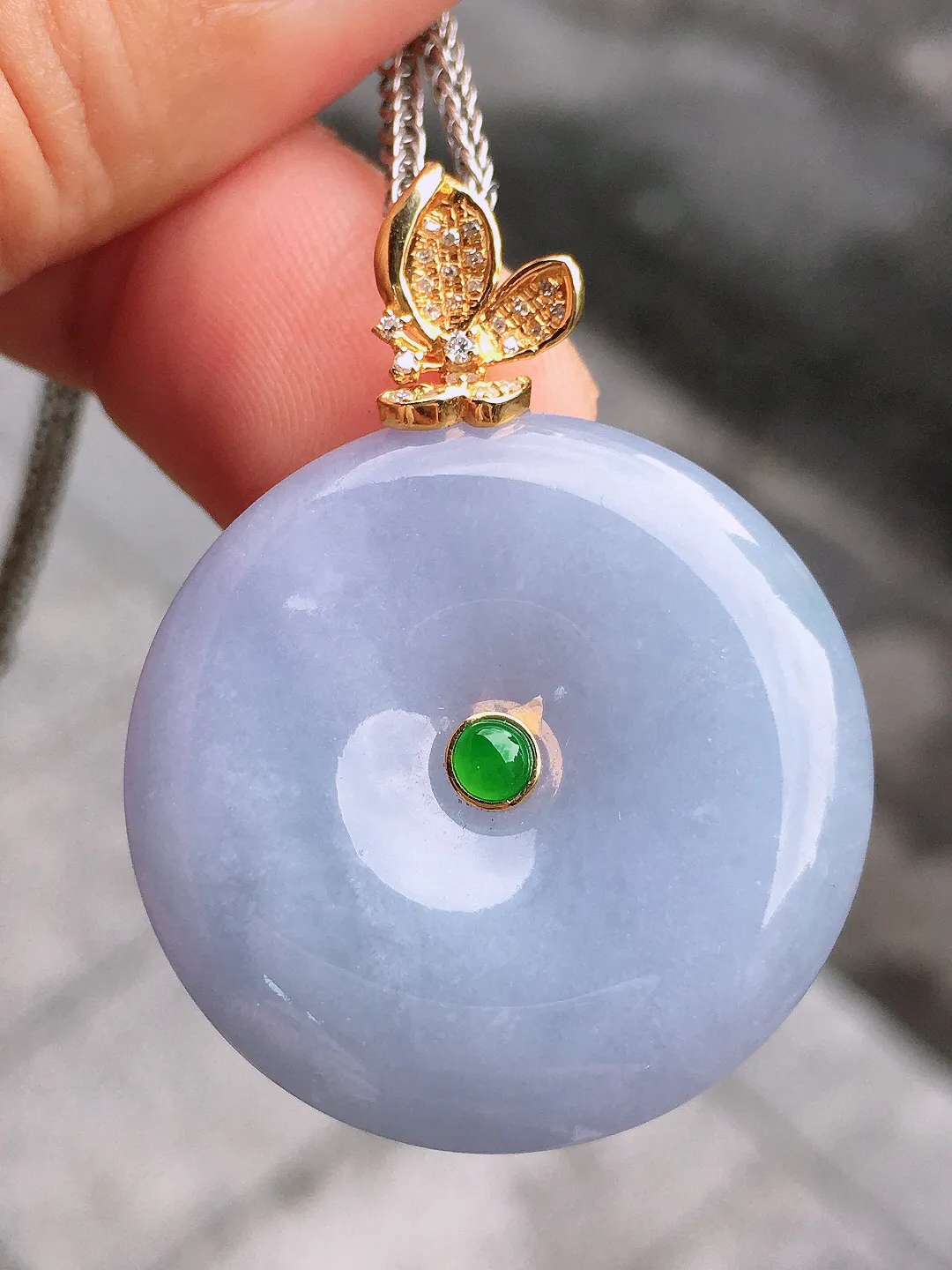 紫罗兰平安扣吊坠，色泽均匀艳丽，玉质细腻，荧光感超
强，饱满圆润，气质满满。18k
金豪华镶嵌