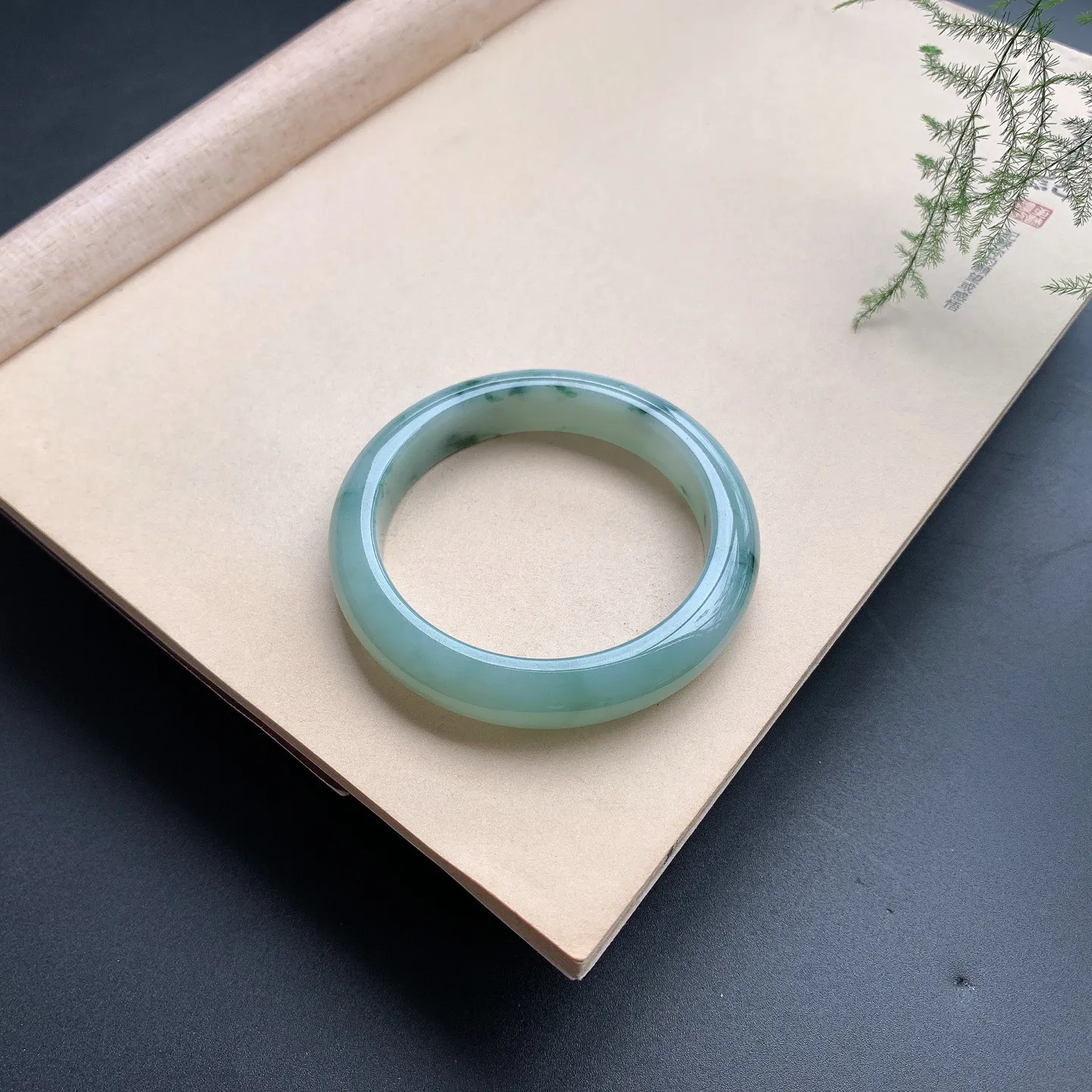 飘花正圈手镯 尺寸：55.5-12.2-8，无纹裂，细腻光滑，花色浓郁，