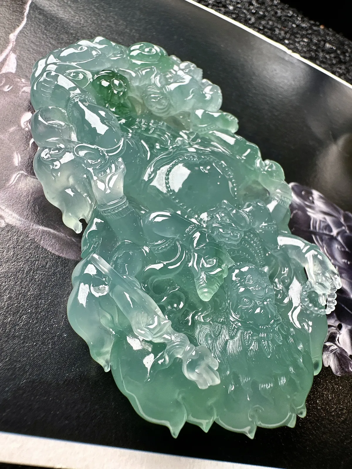 【高冰种天空蓝黄财神】飘绿色泽，名师工艺，珍藏品质。很厚装很大件，颜色浓郁纯正。