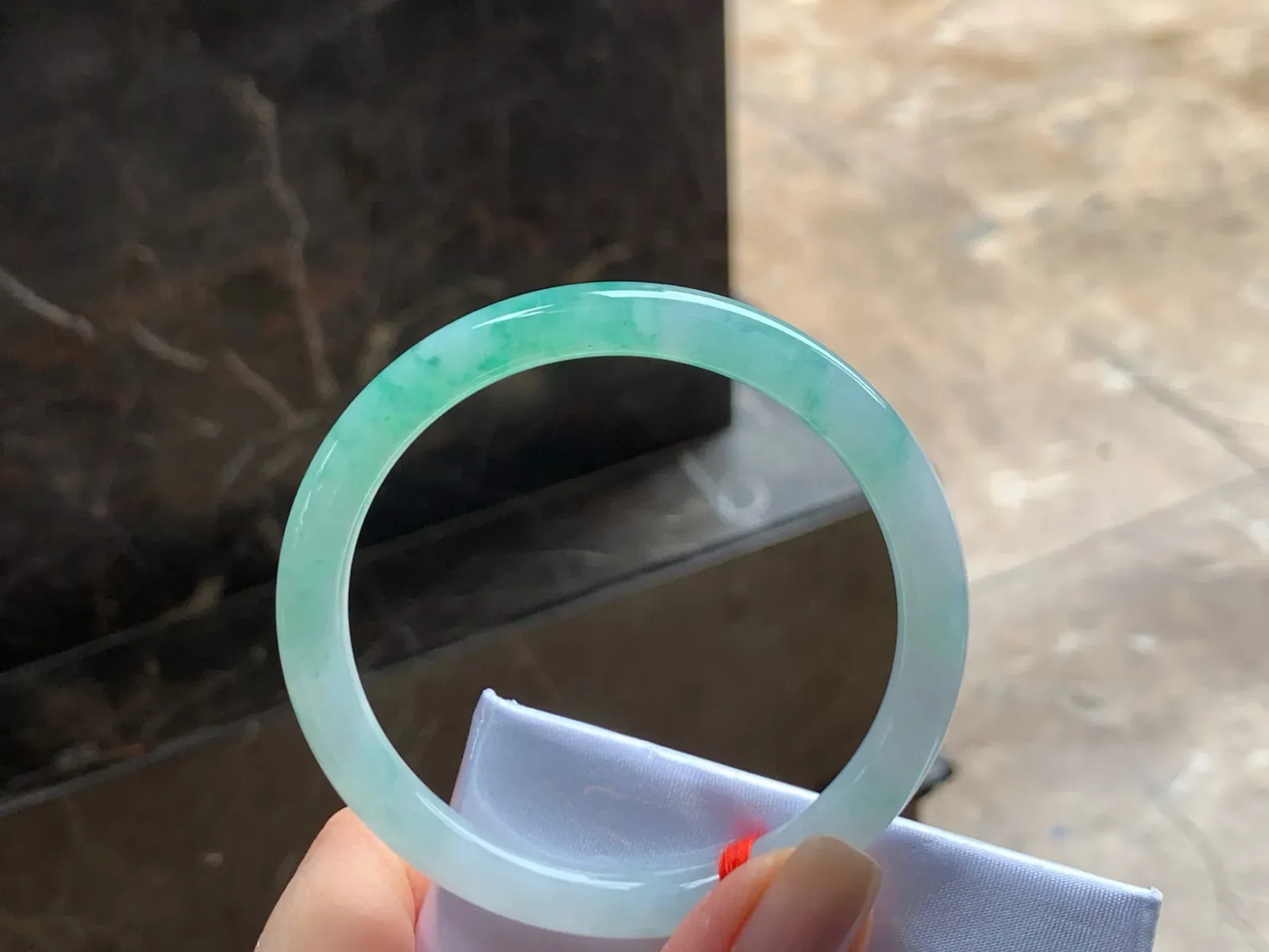飘花细圆条手镯
水润清爽 55.4/7mm