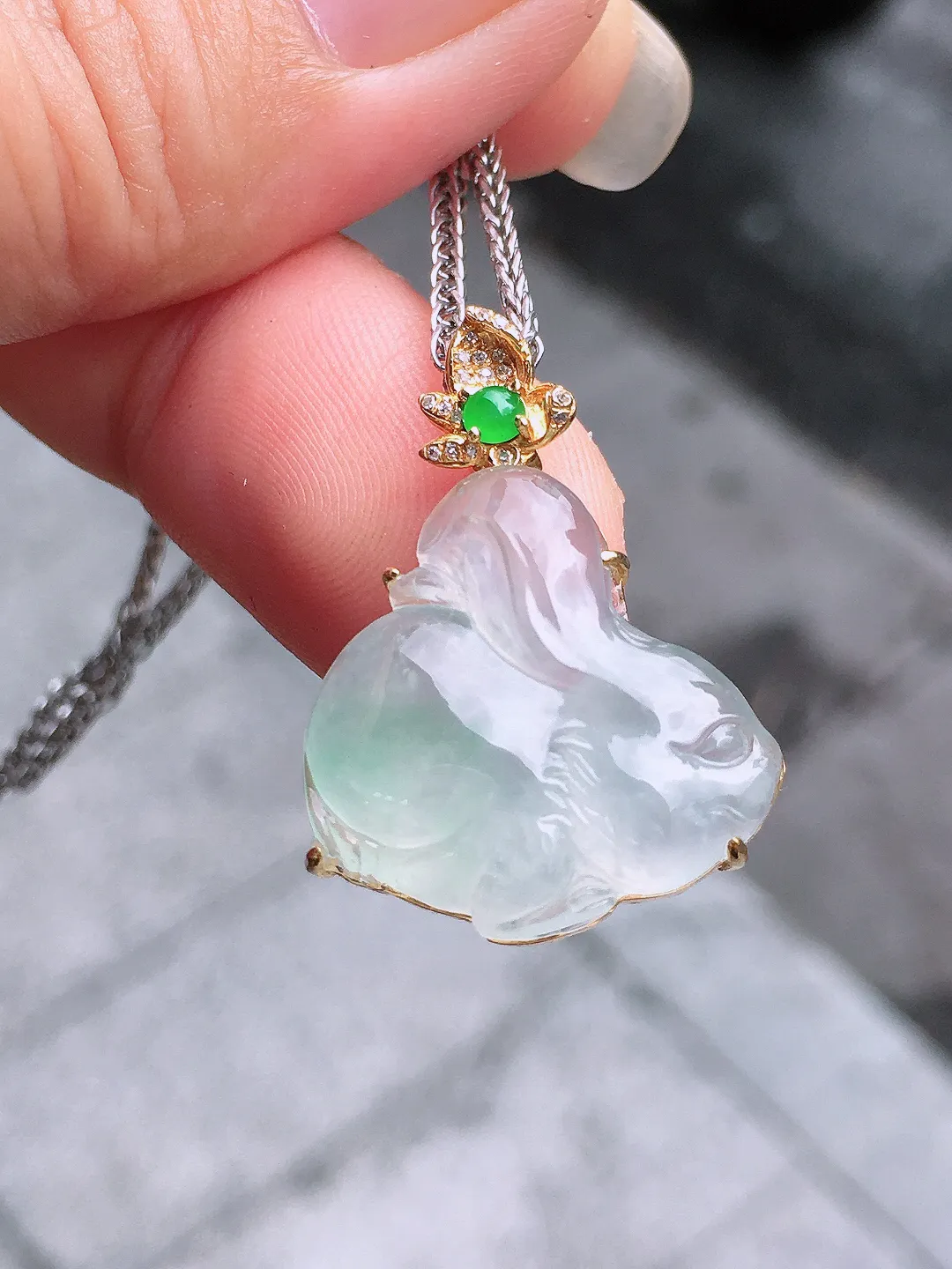 冰种玉兔吊坠，玉质细腻，荧光感超
强，饱满圆润，气质满满。18k
金豪华镶嵌