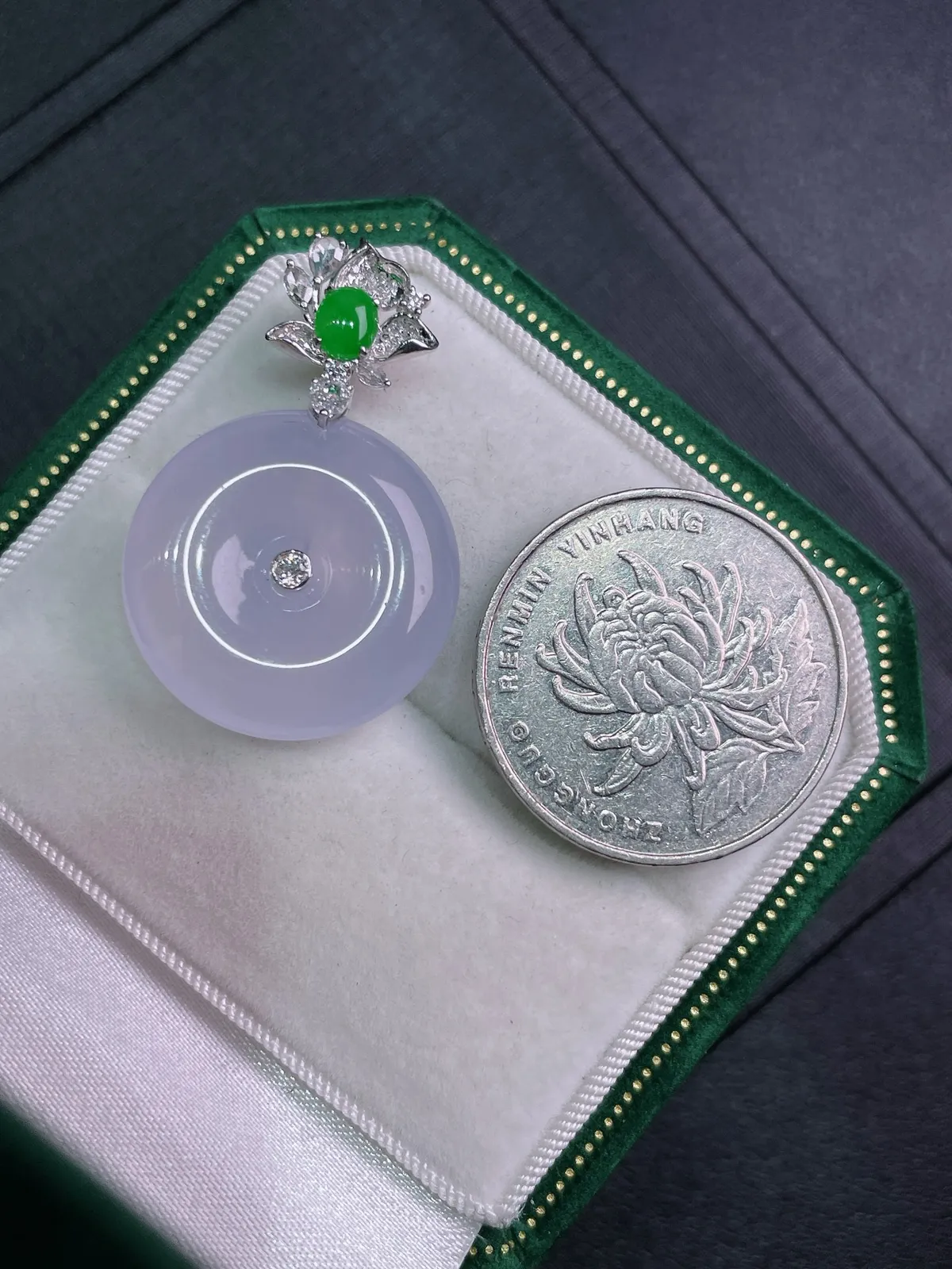 天然缅甸a货翡翠18k金镶嵌
冰紫平安扣吊坠H146