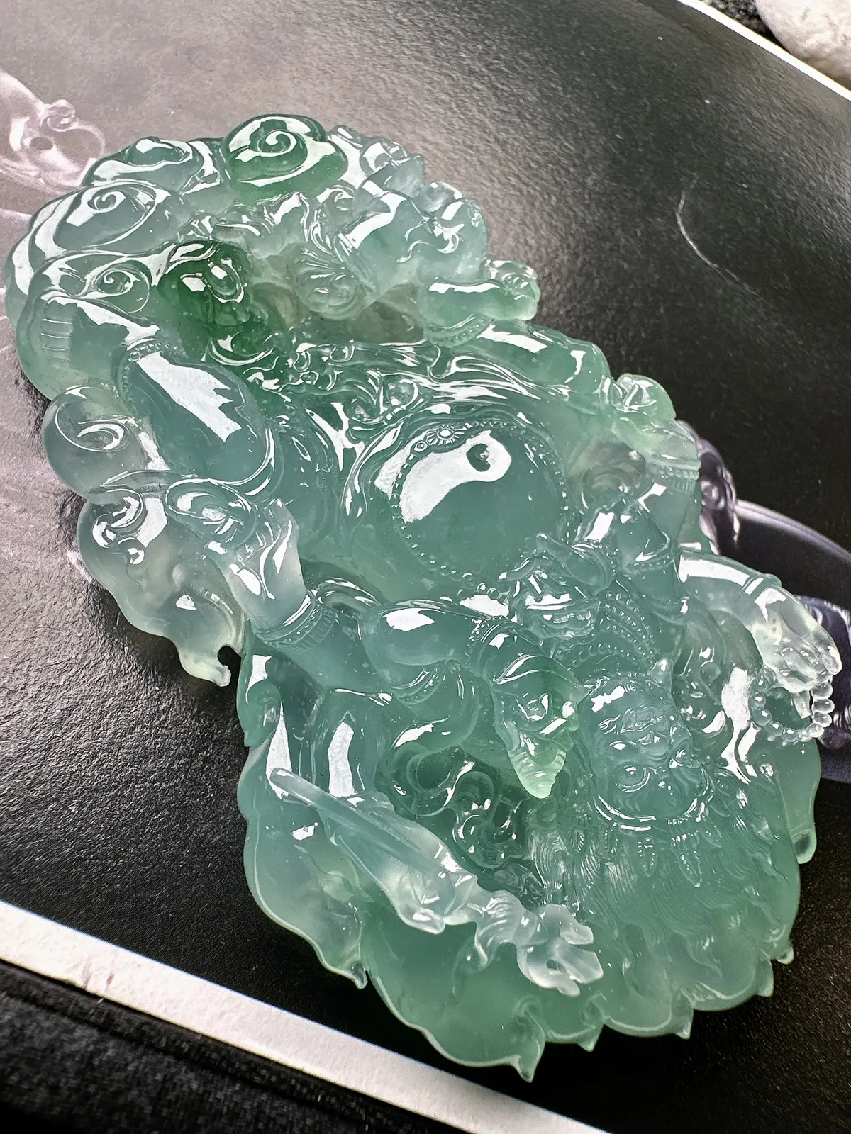 【高冰种天空蓝黄财神】飘绿色泽，名师工艺，珍藏品质。很厚装很大件，颜色浓郁纯正。