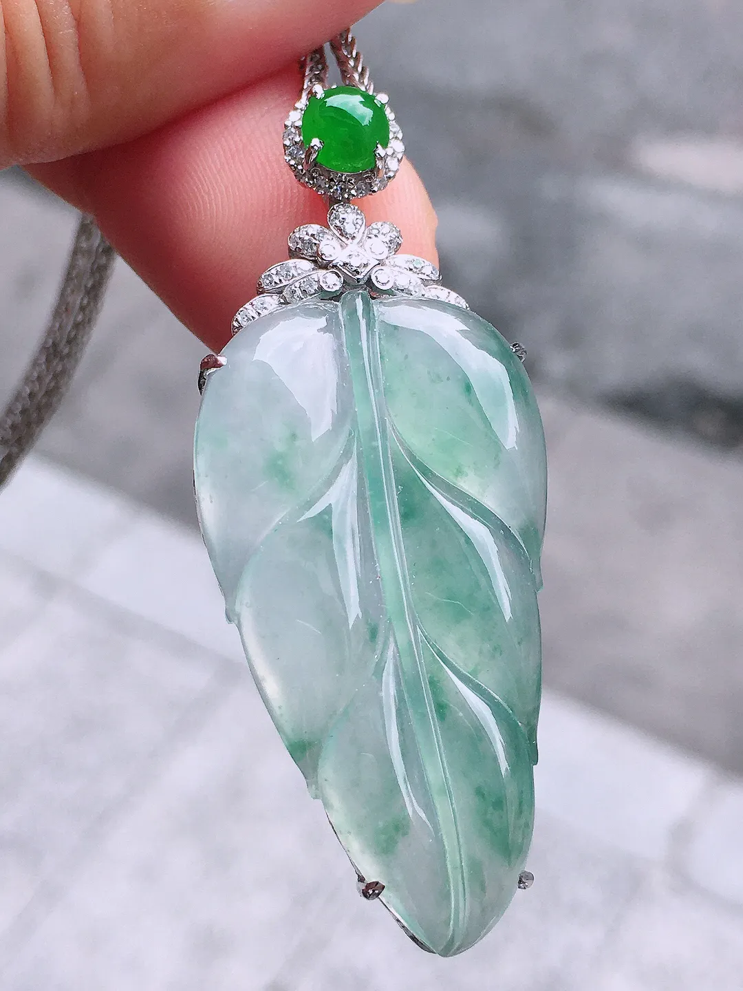 冰飘花玉叶吊坠，色泽艳丽，玉质细腻，荧光感超
强，饱满圆润，气质满满。18k
金豪华镶嵌