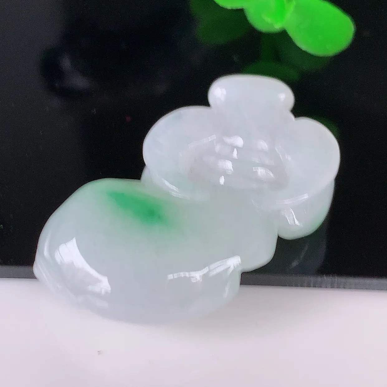 自然光实拍，冰润飘绿生肖牛气冲天翡翠吊坠，种老水足，雕工精湛 ，寓意美好，佩戴时尚出众！#41.10