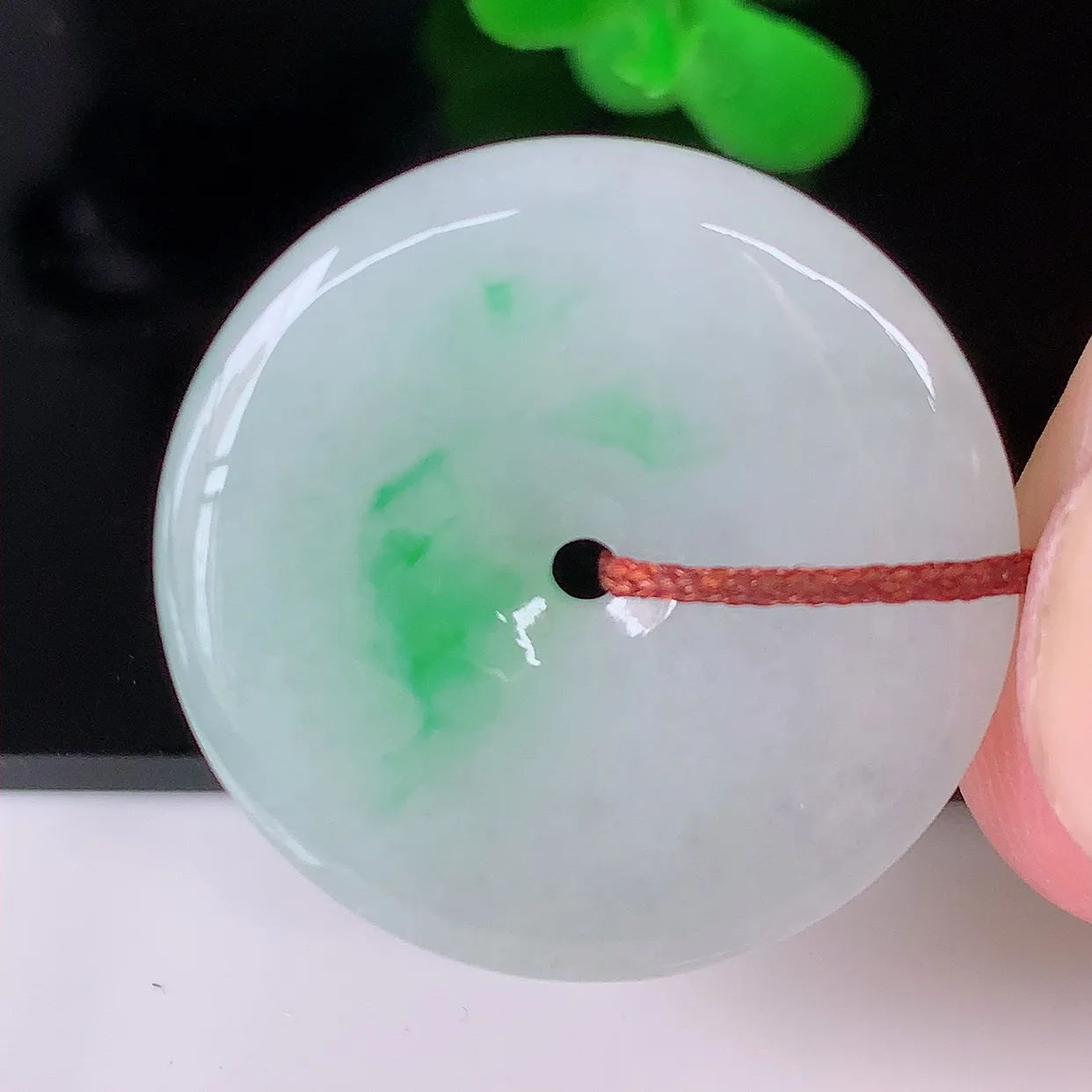 自然光实拍，冰润飘绿平安扣翡翠吊坠，种老水足，雕工精湛 ，寓意美好，佩戴时尚出众！#41.10