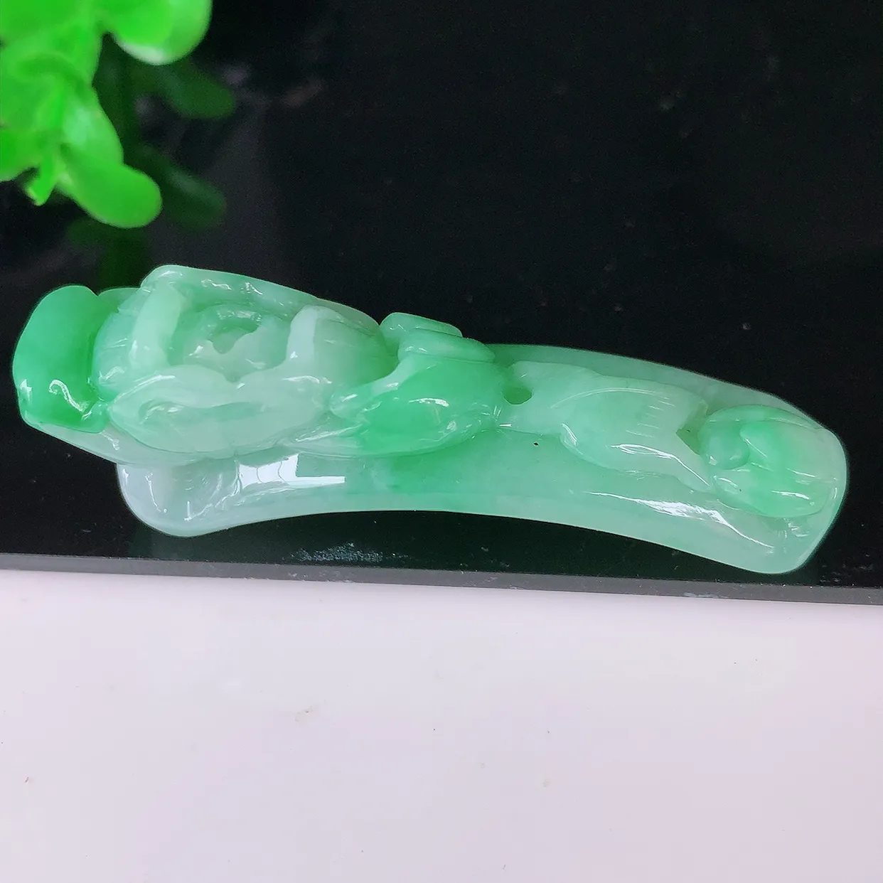 自然光实拍，冰润飘绿翡翠花开富贵手环，吊坠，种老水足，雕工精湛 ，寓意美好，佩戴时尚出众！#05.10
