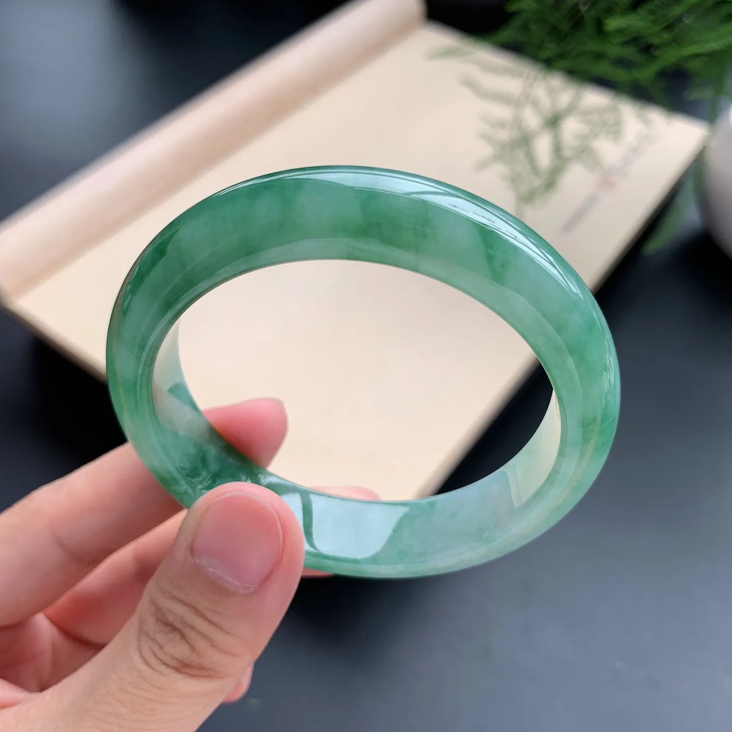 芙蓉绿正圈手镯 尺寸：50.8-12.5-7.8，无纹裂，细腻光滑，色泽靓丽，