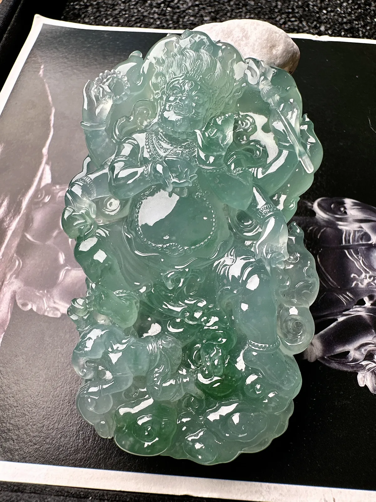 【高冰种天空蓝黄财神】飘绿色泽，名师工艺，珍藏品质。很厚装很大件，颜色浓郁纯正。