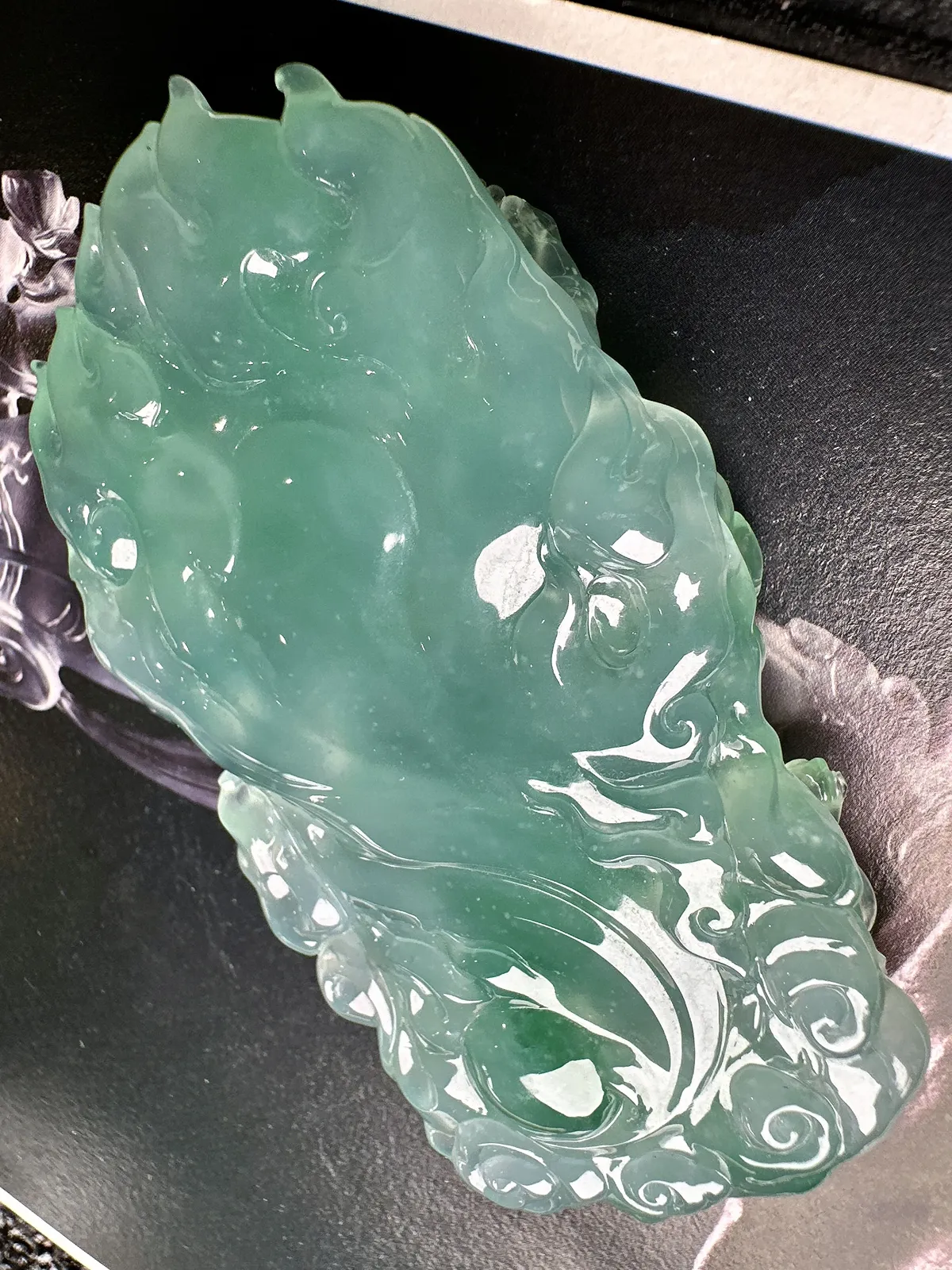 【高冰种天空蓝黄财神】飘绿色泽，名师工艺，珍藏品质。很厚装很大件，颜色浓郁纯正。