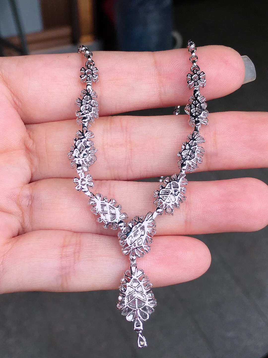 阳绿葫芦晚装项链，色泽均匀艳丽，玉质细腻，荧光感超
强，饱满圆润，气质满满。18k
金豪华镶嵌