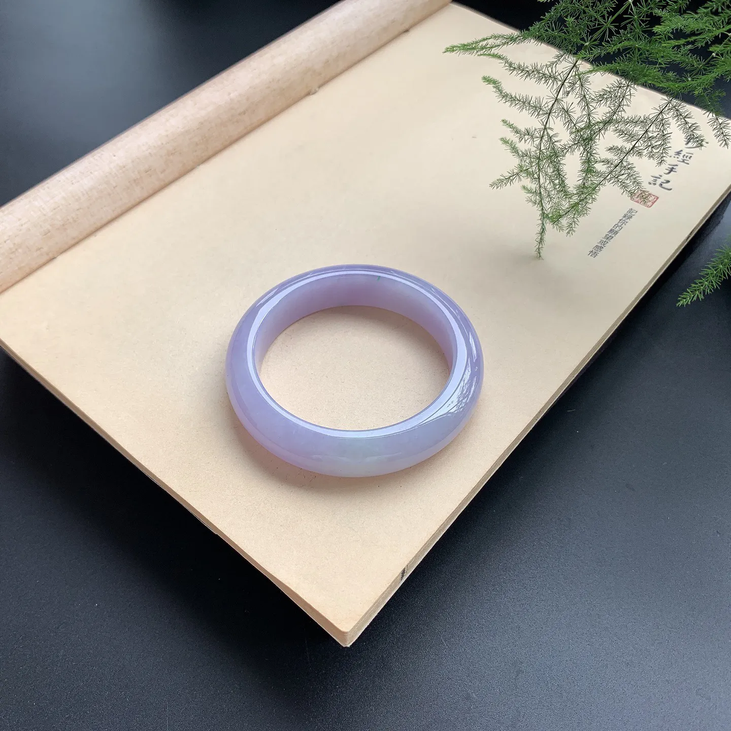 紫罗兰正圈手镯 尺寸：56.5-14-9.5，无纹裂，色泽仙美，细腻光滑