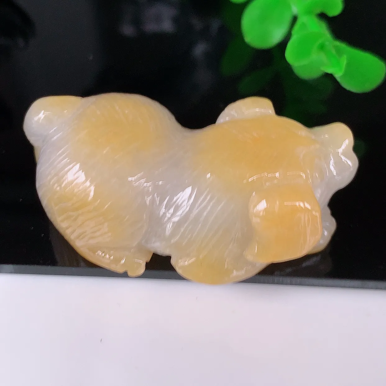 自然光实拍，冰润黄翡生肖招财狗翡翠吊坠，种老水足，雕工精湛 ，寓意美好，佩戴时尚出众！#41.10