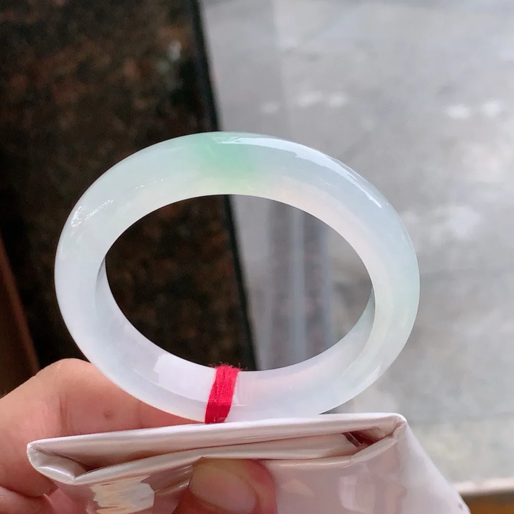 正圈冰玻阳绿 无瑕 尺寸:52.8/11.5/8.7 种水好 起荧光