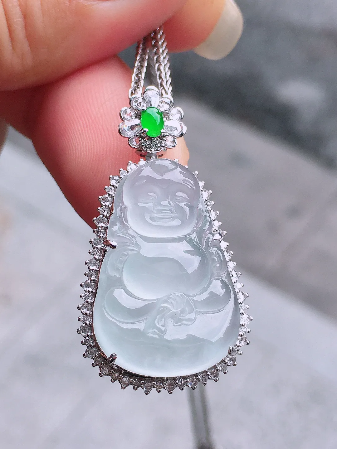 冰种宝宝佛吊坠，玉质细腻，荧光感超
强，饱满圆润，气质满满。18k
金豪华镶嵌