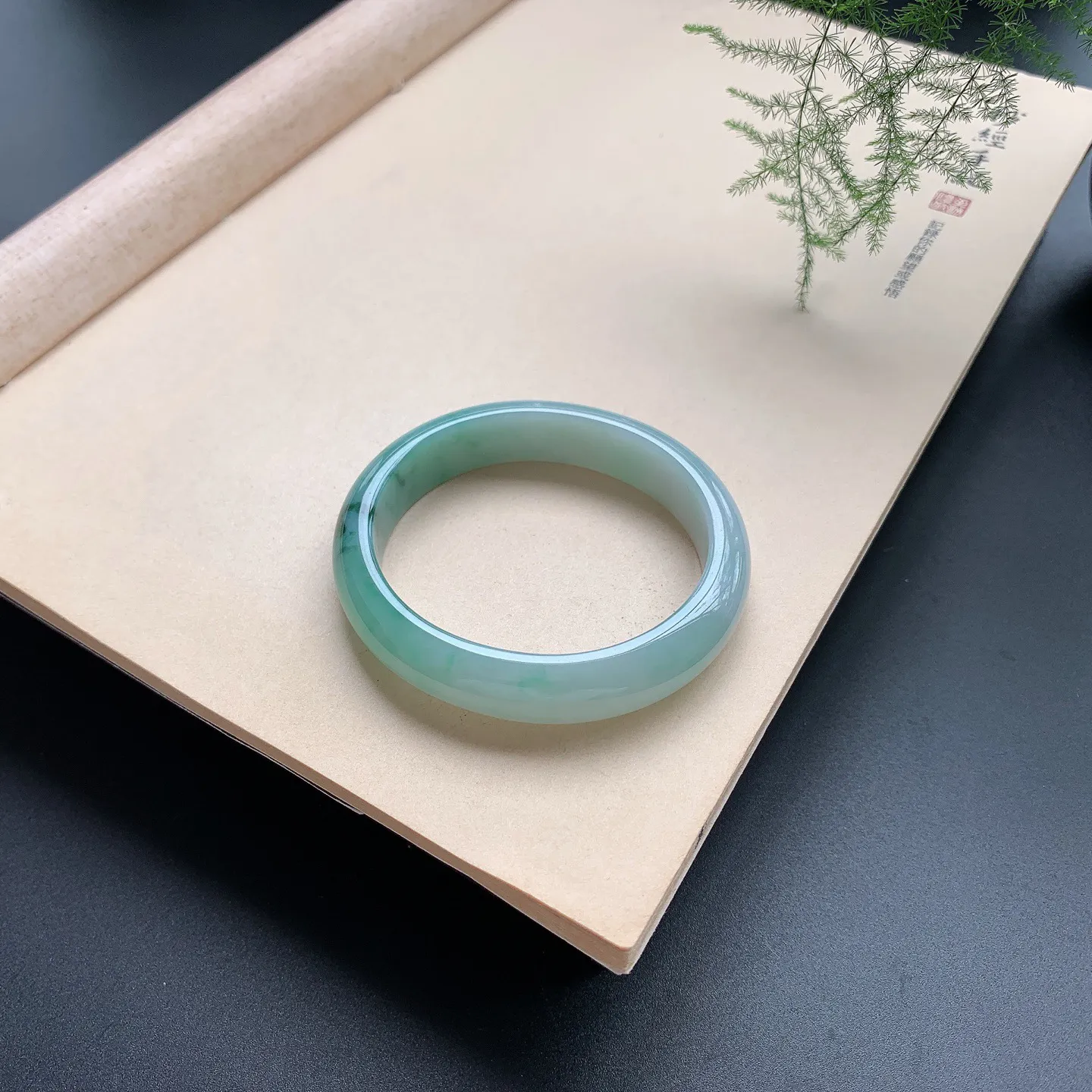 飘花贵妃手镯 尺寸：54.8-50.3-12.8-8，无纹裂，细腻光滑，色泽亮丽