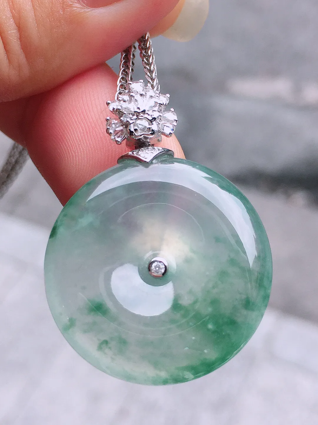 冰飘花平安扣吊坠，色泽艳丽，玉质细腻，荧光感超
强，饱满圆润，气质满满。18k
金豪华镶嵌