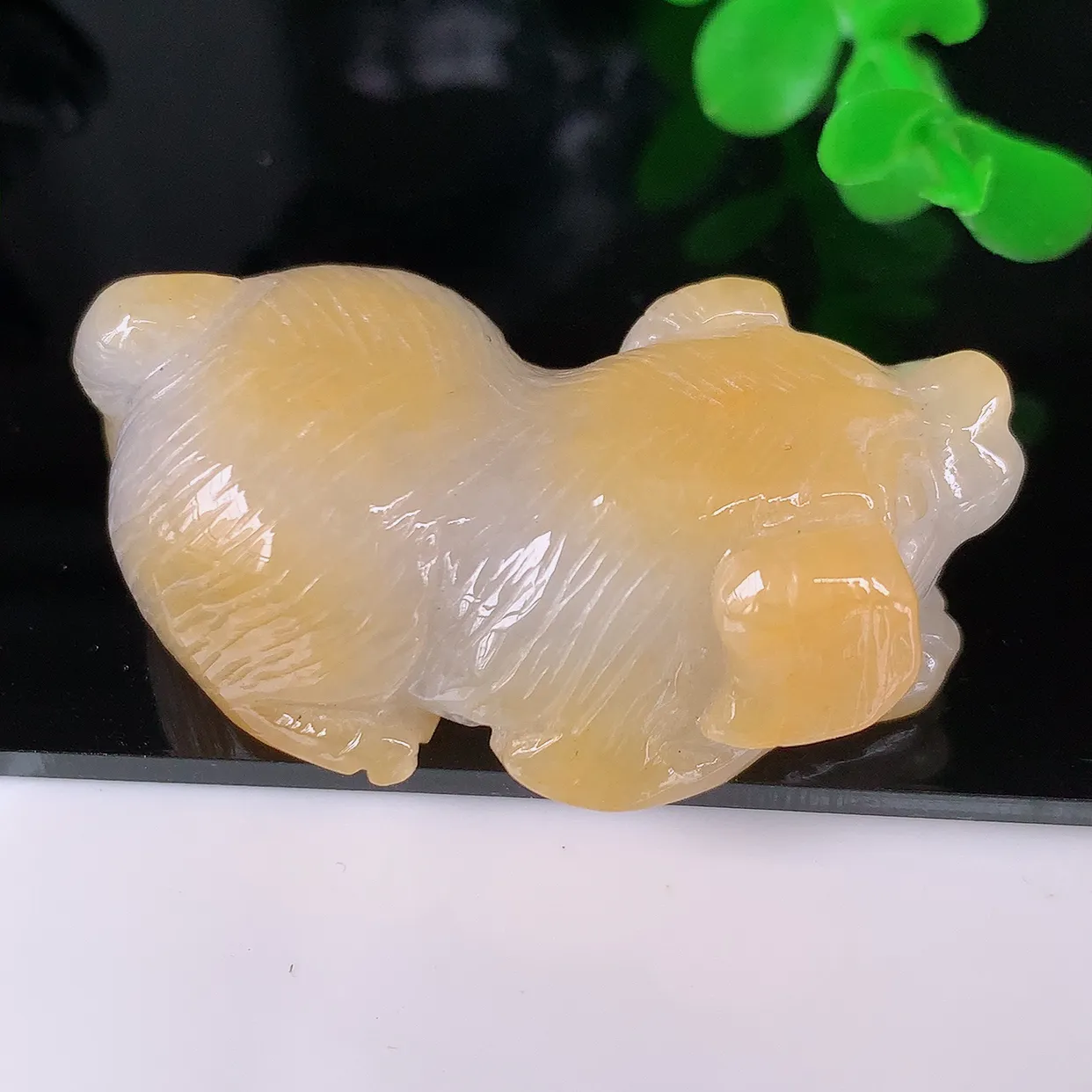 自然光实拍，冰润黄翡生肖招财狗翡翠吊坠，种老水足，雕工精湛 ，寓意美好，佩戴时尚出众！#41.10